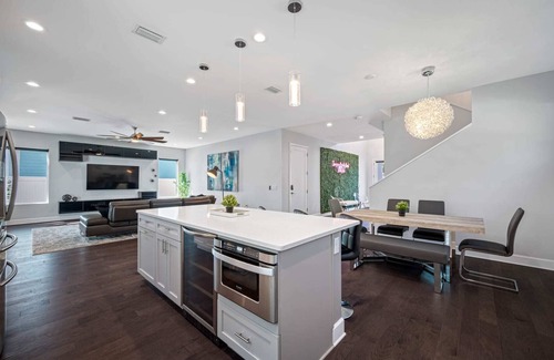 Riverside Heights Cottage | Elegant Tampa Home with Pool, Jacuzzi & Family-Friendly Amenities
