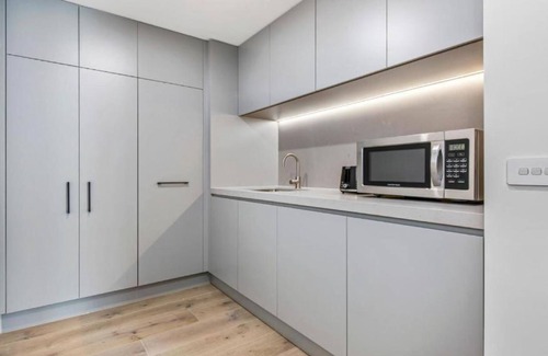 South Melbourne Apartment | Elegant Three Bedroom Penthouse with Bay and City Views