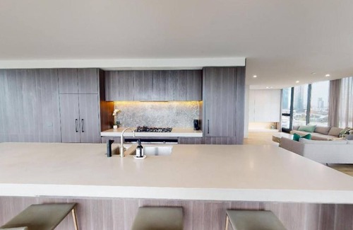 South Melbourne Apartment | Elegant Three Bedroom Penthouse with Bay and City Views