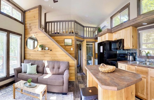 Mineola House | Idyllic Tiny Home with Private Beach and Lake Access