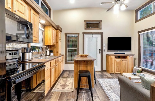 Mineola House | Idyllic Tiny Home with Private Beach and Lake Access