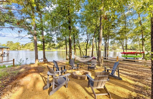 Mineola House | Idyllic Tiny Home with Private Beach and Lake Access