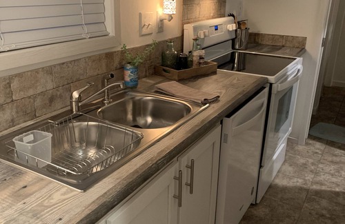 Homosassa Resort | Riverside Tiny House: Perfect for Pets and Adventure Seekers