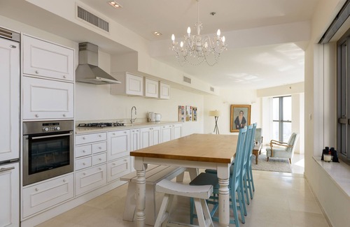 Tel Aviv City Center Apartment | Elegant High-Floor 2 Bedroom with Oceanfront Amenities