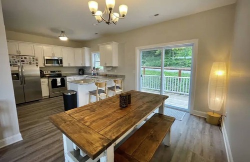 Morgantown House | Stylish Townhome Near Stadium & Downtown with Breakfast