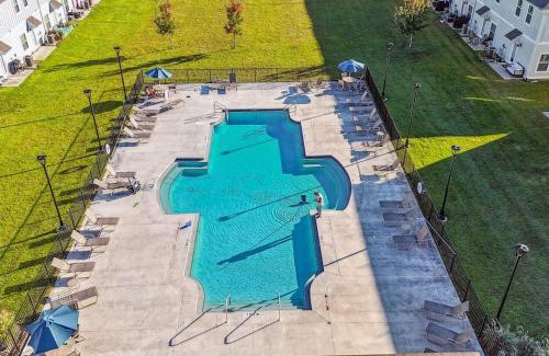 Pine Forest Apartment | Elegant Townhome with Pool, Near Downtown & Pensacola Beach