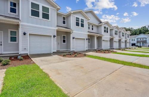 Pine Forest Apartment | Elegant Townhome with Pool, Near Downtown & Pensacola Beach