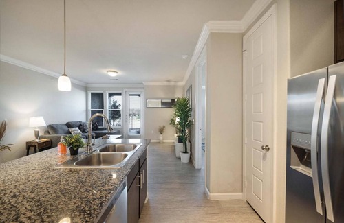 McNeil Condo | Inviting North Austin Townhome with Pool and Breakfast