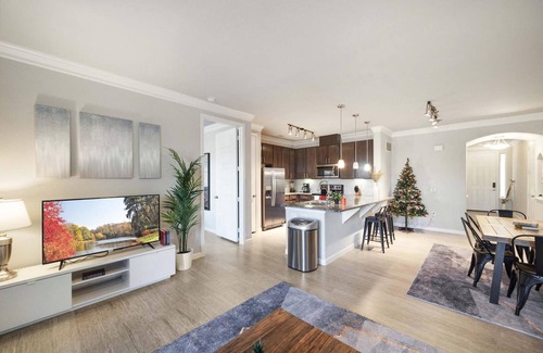 McNeil Condo | Inviting North Austin Townhome with Pool and Breakfast