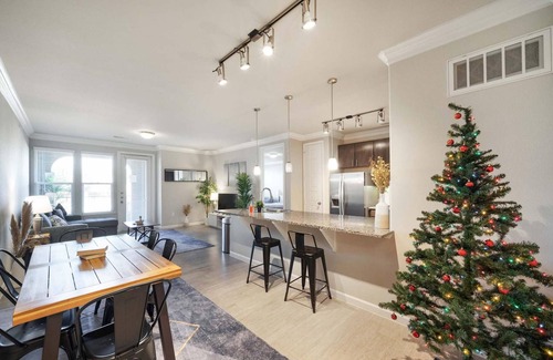 McNeil Condo | Inviting North Austin Townhome with Pool and Breakfast