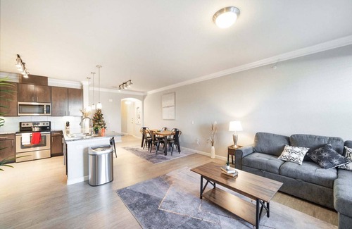 McNeil Condo | Inviting North Austin Townhome with Pool and Breakfast