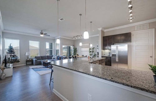 McNeil Apartment | Modern Townhome with Pool in North Austin - Evonify