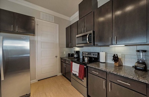 McNeil Apartment | Modern Townhome with Pool in North Austin - Evonify