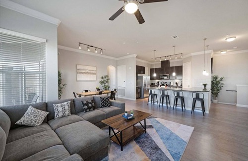 McNeil Apartment | Modern Townhome with Pool in North Austin - Evonify