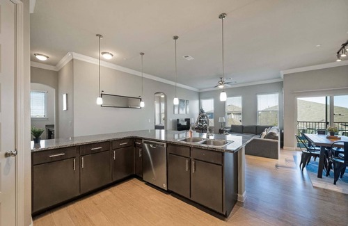 McNeil Apartment | Modern Townhome with Pool in North Austin - Evonify