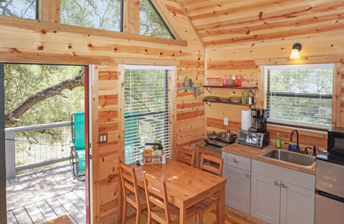 Dripping Springs Cabin | Delightful Arbor House of Dripping Springs - Finch House Stay