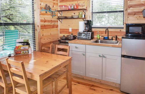 Dripping Springs Cabin | Delightful Arbor House of Dripping Springs - Finch House Stay