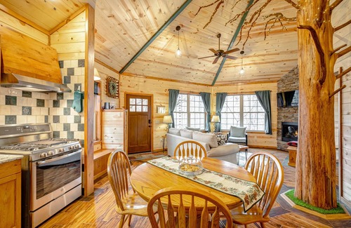 Greenbrier Cabin | Idyllic Treehouse Retreat Near Nashville with Breakfast & Kitchen
