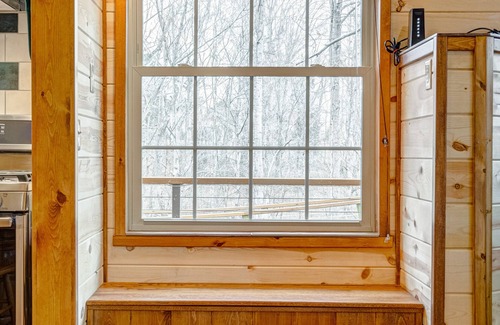 Greenbrier Cabin | Idyllic Treehouse Retreat Near Nashville with Breakfast & Kitchen