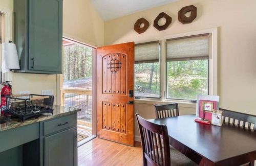 Marshall Cabin | Cozy Maple Treehouse Cabin with Spa Near Asheville