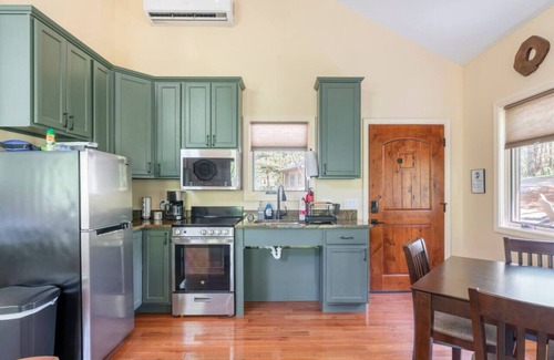 Marshall Cabin | Cozy Maple Treehouse Cabin with Spa Near Asheville