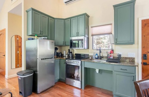 Marshall Cabin | Cozy Maple Treehouse Cabin with Spa Near Asheville