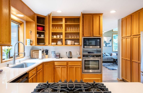 Federal Way House | Guest Rated 10/10 Treehouse Retreat Near Dash Point State Park