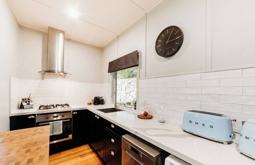 Kalorama House | Enchanting Treetop Retreat with Garden Glasshouse