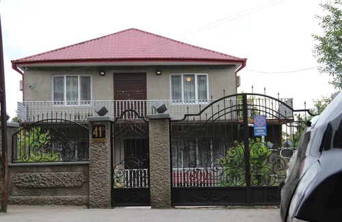 Kutaisi Apartment | Cozy Triple Room with Double Bed for Family Getaways