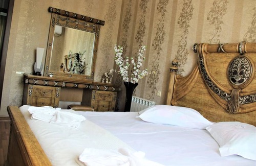 Kutaisi Apartment | Cozy Triple Room with Double Bed for Family Getaways