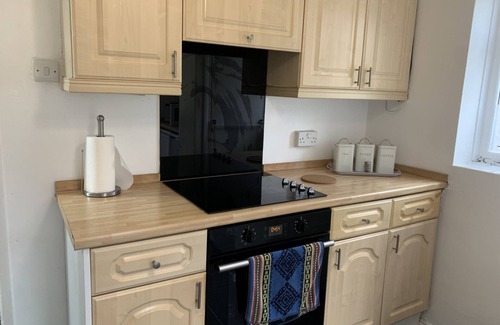 Farnham Apartment | Elegant Two Bed Deluxe Maisonette with Breakfast Options