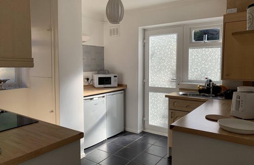 Farnham Apartment | Elegant Two Bed Deluxe Maisonette with Breakfast Options