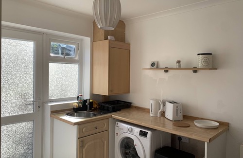 Farnham Apartment | Elegant Two Bed Deluxe Maisonette with Breakfast Options