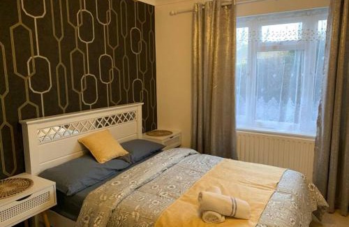 Farnham Apartment | Elegant Two Bed Deluxe Maisonette with Eco-Friendly Amenities