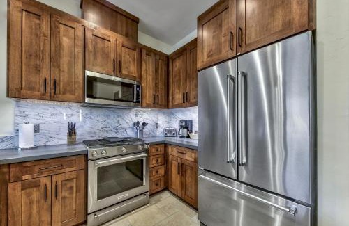 Lakeside Park Apartment | Elegant Two Bedroom Residence Near Heavenly Village