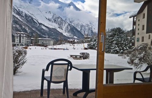 Chamonix City Centre Apartment | Top-Rated Two-Room Apartment Near Ski Slopes with WIFI
