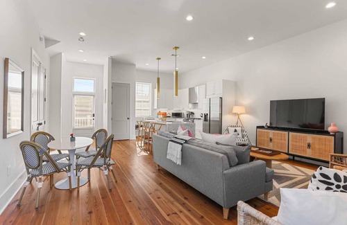 West Riverside House | Stylish Uptown 4BR Retreat with Courtyard & Breakfast