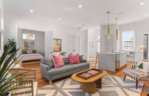 West Riverside House | Stylish Uptown 4BR Retreat with Courtyard & Breakfast