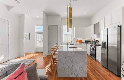 West Riverside House | Stylish Uptown 4BR Retreat with Courtyard & Breakfast