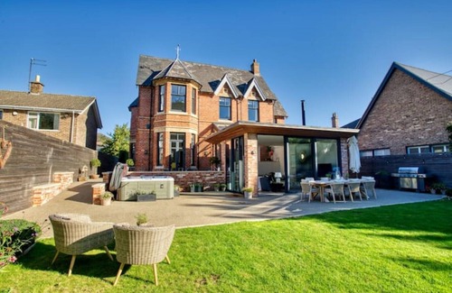 Lincoln House | Elegant Urban Villa in the Heart of Lincoln Awaits You