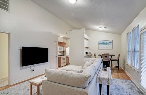 Clear Lake Shores Condo | Ideal Kemah Condo with Kitchen, Steps from Dining & Fun