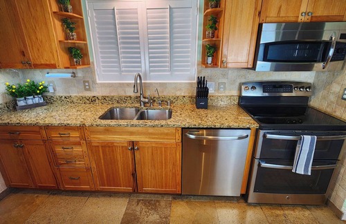 Enterprise House | Luxury Vacation Villa 5,500 sqft 5 mins STRIP with FREE Heated pool