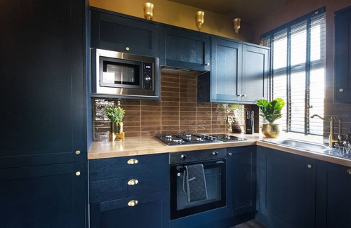 Leyton Apartment | Indulgent Versace 1 Bed Retreat with Hot Tub & Pool Table