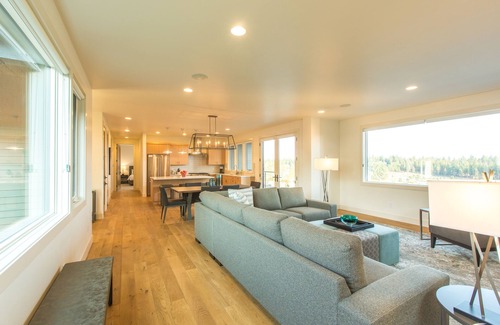 Bend House | Stunning Views & Hot Tub Retreat Near Downtown Bend