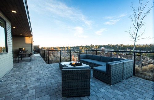 Bend House | Stunning Views & Hot Tub Retreat Near Downtown Bend