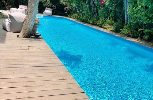 Herzliya Pituach Villa | Elegant 6-Bedroom Villa with Pool for Memorable Getaways
