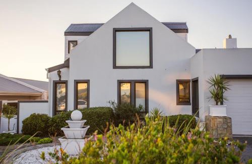 Grotto Bay Villa | Luxury Villa Blau -Beach Front Villa in Grotto Bay Private Nature Reserve on the West Coast