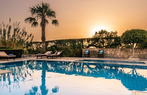 Sitia Apartment | Elegant Oceanfront Villa with Pool in Crete - Rated 9.6