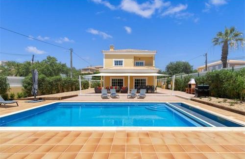 Cerro do Mocho Villa | Elegant Villa Carrah - Heated Pool Near Quinta da Lago