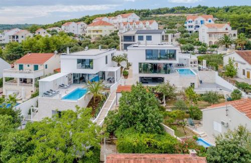 Cove Makarac (Milna) Villa | Elegant Villa Complex with Ocean Views and Family Amenities